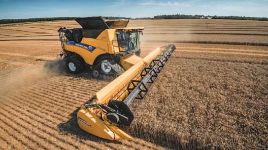 New Holland's peak header model, the CR10.90 offers a whopping 507kW (680hp) of peak power.